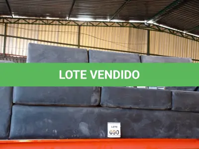 LOTE 090 - 01 SOFÁ DE 03 LUGARES NA COR PRETA. (NO ESTADO) ATENÇÃO! FAZER A VISITAÇÃO ANTES DE ARREMATAR, NÃO SABEMOS SE FUNCIONA. LEILÃO NÃO TEM GARANTIA E NEM DEVOLUÇÃO, SUJEITO A POSSÍVEIS AVARIAS VISÍVEIS/OCULTAS E/OU AUSÊNCIA DE COMPONENTES.