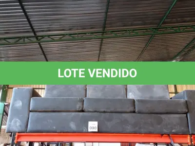 LOTE 090 - 01 SOFÁ DE 03 LUGARES NA COR PRETA. (NO ESTADO) ATENÇÃO! FAZER A VISITAÇÃO ANTES DE ARREMATAR, NÃO SABEMOS SE FUNCIONA. LEILÃO NÃO TEM GARANTIA E NEM DEVOLUÇÃO, SUJEITO A POSSÍVEIS AVARIAS VISÍVEIS/OCULTAS E/OU AUSÊNCIA DE COMPONENTES.
