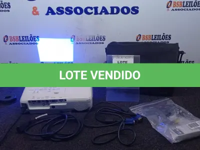 LOTE 163 - 01 PROJETOR COM CASE E CABOS MARCA EPSON. (NO ESTADO) ATENÇÃO! FAZER A VISITAÇÃO ANTES DE ARREMATAR, NÃO SABEMOS SE FUNCIONA. LEILÃO NÃO TEM GARANTIA E NEM DEVOLUÇÃO, SUJEITO A POSSÍVEIS AVARIAS VISÍVEIS/OCULTAS E/OU AUSÊNCIA DE COMPONENTES.