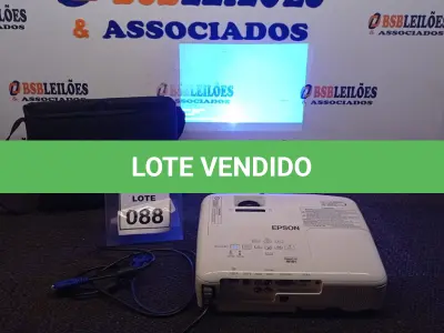LOTE 088 - 01 PROJETOR COM CASE E CABOS MARCA EPSON. (NO ESTADO) ATENÇÃO! FAZER A VISITAÇÃO ANTES DE ARREMATAR, NÃO SABEMOS SE FUNCIONA. LEILÃO NÃO TEM GARANTIA E NEM DEVOLUÇÃO, SUJEITO A POSSÍVEIS AVARIAS VISÍVEIS/OCULTAS E/OU AUSÊNCIA DE COMPONENTES.