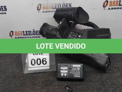 LOTE 006 - 01 CÂMERA FILMADORA PROFISSIONAL MARCA PANASONIC. (NO ESTADO) ATENÇÃO! FAZER A VISITAÇÃO ANTES DE ARREMATAR, NÃO SABEMOS SE FUNCIONA. LEILÃO NÃO TEM GARANTIA E NEM DEVOLUÇÃO, SUJEITO A POSSÍVEIS AVARIAS VISÍVEIS/OCULTAS E/OU AUSÊNCIA DE COMPONENTES.