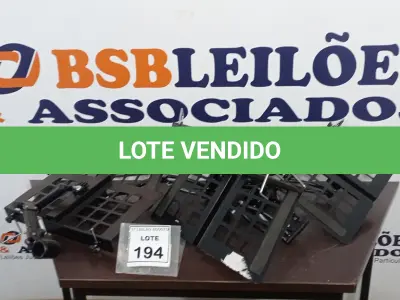 LOTE 194 - 01 BALCÃO COM ESPELHOS E 02 GAVETAS EM MADEIRA E 05 SUPORTES DE TV. (NO ESTADO) ATENÇÃO! FAZER A VISITAÇÃO ANTES DE ARREMATAR, NÃO SABEMOS SE FUNCIONA. LEILÃO NÃO TEM GARANTIA E NEM DEVOLUÇÃO, SUJEITO A POSSÍVEIS AVARIAS VISÍVEIS/OCULTAS E/OU AUSÊNCIA DE COMPONENTES.