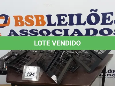LOTE 194 - 01 BALCÃO COM ESPELHOS E 02 GAVETAS EM MADEIRA E 05 SUPORTES DE TV. (NO ESTADO) ATENÇÃO! FAZER A VISITAÇÃO ANTES DE ARREMATAR, NÃO SABEMOS SE FUNCIONA. LEILÃO NÃO TEM GARANTIA E NEM DEVOLUÇÃO, SUJEITO A POSSÍVEIS AVARIAS VISÍVEIS/OCULTAS E/OU AUSÊNCIA DE COMPONENTES.