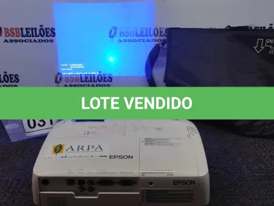 LOTE 031 - 01 PROJETOR COM CASE MARCA EPSON. (NO ESTADO) ATENÇÃO! FAZER A VISITAÇÃO ANTES DE ARREMATAR, NÃO SABEMOS SE FUNCIONA. LEILÃO NÃO TEM GARANTIA E NEM DEVOLUÇÃO, SUJEITO A POSSÍVEIS AVARIAS VISÍVEIS/OCULTAS E/OU AUSÊNCIA DE COMPONENTES.