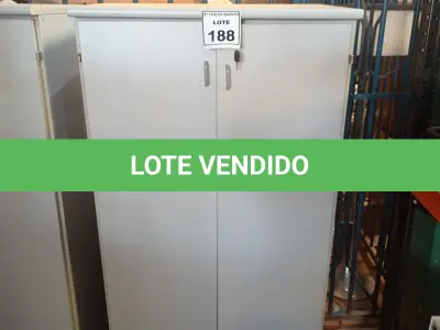 LOTE 188 - 01 ARMÁRIO ALTO 02 PORTAS COM TRANCA. (NO ESTADO) ATENÇÃO! FAZER A VISITAÇÃO ANTES DE ARREMATAR, NÃO SABEMOS SE FUNCIONA. LEILÃO NÃO TEM GARANTIA E NEM DEVOLUÇÃO, SUJEITO A POSSÍVEIS AVARIAS VISÍVEIS/OCULTAS E/OU AUSÊNCIA DE COMPONENTES.
