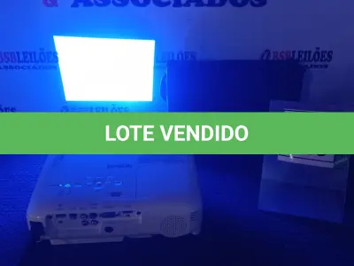 LOTE 220 - 01 PROJETOR COM CASE MARCA EPSON. (NO ESTADO) ATENÇÃO! FAZER A VISITAÇÃO ANTES DE ARREMATAR, NÃO SABEMOS SE FUNCIONA. LEILÃO NÃO TEM GARANTIA E NEM DEVOLUÇÃO, SUJEITO A POSSÍVEIS AVARIAS VISÍVEIS/OCULTAS E/OU AUSÊNCIA DE COMPONENTES.