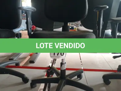 LOTE 170 - 01 CADEIRA DE ESCRITÓRIO COM RODINHAS. (NO ESTADO) ATENÇÃO! FAZER A VISITAÇÃO ANTES DE ARREMATAR, NÃO SABEMOS SE FUNCIONA. LEILÃO NÃO TEM GARANTIA E NEM DEVOLUÇÃO, SUJEITO A POSSÍVEIS AVARIAS VISÍVEIS/OCULTAS E/OU AUSÊNCIA DE COMPONENTES.