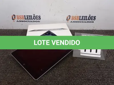 LOTE 111 - 01 IPAD 16G NA CAIXA. (NO ESTADO) ATENÇÃO! FAZER A VISITAÇÃO ANTES DE ARREMATAR, NÃO SABEMOS SE FUNCIONA. LEILÃO NÃO TEM GARANTIA E NEM DEVOLUÇÃO, SUJEITO A POSSÍVEIS AVARIAS VISÍVEIS/OCULTAS E/OU AUSÊNCIA DE COMPONENTES.