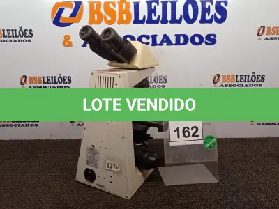 LOTE 162 - 01 MICROSCÓPIO. (NO ESTADO) ATENÇÃO! FAZER A VISITAÇÃO ANTES DE ARREMATAR, NÃO SABEMOS SE FUNCIONA. LEILÃO NÃO TEM GARANTIA E NEM DEVOLUÇÃO, SUJEITO A POSSÍVEIS AVARIAS VISÍVEIS/OCULTAS E/OU AUSÊNCIA DE COMPONENTES.