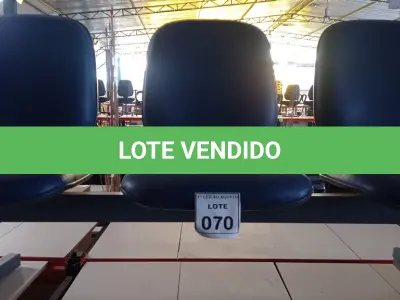 LOTE 070 - 01 LONGARINA COM 03 LUGARES. (NO ESTADO) ATENÇÃO! FAZER A VISITAÇÃO ANTES DE ARREMATAR, NÃO SABEMOS SE FUNCIONA. LEILÃO NÃO TEM GARANTIA E NEM DEVOLUÇÃO, SUJEITO A POSSÍVEIS AVARIAS VISÍVEIS/OCULTAS E/OU AUSÊNCIA DE COMPONENTES.