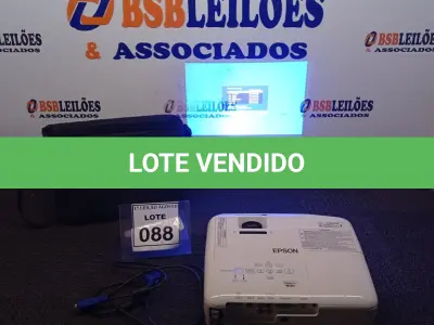 LOTE 088 - 01 PROJETOR COM CASE E CABOS MARCA EPSON. (NO ESTADO) ATENÇÃO! FAZER A VISITAÇÃO ANTES DE ARREMATAR, NÃO SABEMOS SE FUNCIONA. LEILÃO NÃO TEM GARANTIA E NEM DEVOLUÇÃO, SUJEITO A POSSÍVEIS AVARIAS VISÍVEIS/OCULTAS E/OU AUSÊNCIA DE COMPONENTES.