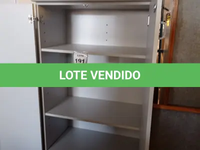 LOTE 191 - 01 ARMÁRIO ALTO 02 PORTAS COM TRANCA. (NO ESTADO) ATENÇÃO! FAZER A VISITAÇÃO ANTES DE ARREMATAR, NÃO SABEMOS SE FUNCIONA. LEILÃO NÃO TEM GARANTIA E NEM DEVOLUÇÃO, SUJEITO A POSSÍVEIS AVARIAS VISÍVEIS/OCULTAS E/OU AUSÊNCIA DE COMPONENTES.