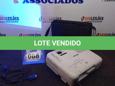 LOTE 088 - 01 PROJETOR COM CASE E CABOS MARCA EPSON. (NO ESTADO) ATENÇÃO! FAZER A VISITAÇÃO ANTES DE ARREMATAR, NÃO SABEMOS SE FUNCIONA. LEILÃO NÃO TEM GARANTIA E NEM DEVOLUÇÃO, SUJEITO A POSSÍVEIS AVARIAS VISÍVEIS/OCULTAS E/OU AUSÊNCIA DE COMPONENTES.