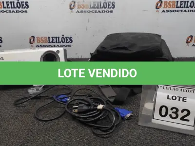 LOTE 032 - 01 PROJETOR COM CASE E CABOS MARCA BENQ. (NO ESTADO) ATENÇÃO! FAZER A VISITAÇÃO ANTES DE ARREMATAR, NÃO SABEMOS SE FUNCIONA. LEILÃO NÃO TEM GARANTIA E NEM DEVOLUÇÃO, SUJEITO A POSSÍVEIS AVARIAS VISÍVEIS/OCULTAS E/OU AUSÊNCIA DE COMPONENTES.
