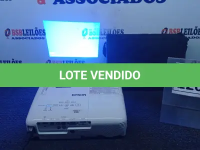 LOTE 220 - 01 PROJETOR COM CASE MARCA EPSON. (NO ESTADO) ATENÇÃO! FAZER A VISITAÇÃO ANTES DE ARREMATAR, NÃO SABEMOS SE FUNCIONA. LEILÃO NÃO TEM GARANTIA E NEM DEVOLUÇÃO, SUJEITO A POSSÍVEIS AVARIAS VISÍVEIS/OCULTAS E/OU AUSÊNCIA DE COMPONENTES.