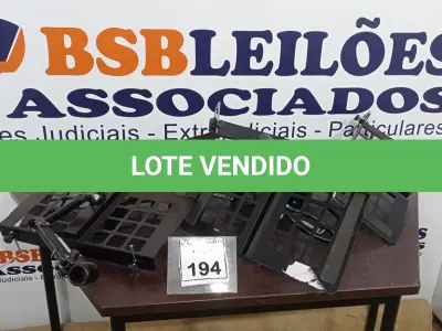 LOTE 194 - 01 BALCÃO COM ESPELHOS E 02 GAVETAS EM MADEIRA E 05 SUPORTES DE TV. (NO ESTADO) ATENÇÃO! FAZER A VISITAÇÃO ANTES DE ARREMATAR, NÃO SABEMOS SE FUNCIONA. LEILÃO NÃO TEM GARANTIA E NEM DEVOLUÇÃO, SUJEITO A POSSÍVEIS AVARIAS VISÍVEIS/OCULTAS E/OU AUSÊNCIA DE COMPONENTES.
