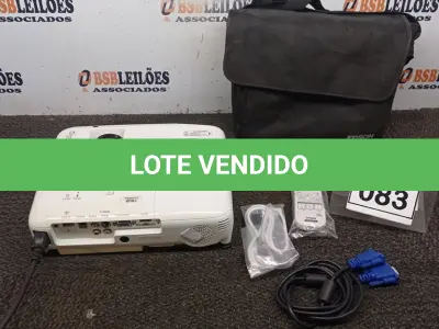 LOTE 083 - 01 PROJETOR COM CASE E CABOS MARCA EPSON. (NO ESTADO) ATENÇÃO! FAZER A VISITAÇÃO ANTES DE ARREMATAR, NÃO SABEMOS SE FUNCIONA. LEILÃO NÃO TEM GARANTIA E NEM DEVOLUÇÃO, SUJEITO A POSSÍVEIS AVARIAS VISÍVEIS/OCULTAS E/OU AUSÊNCIA DE COMPONENTES.