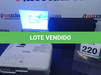 LOTE 220 - 01 PROJETOR COM CASE MARCA EPSON. (NO ESTADO) ATENÇÃO! FAZER A VISITAÇÃO ANTES DE ARREMATAR, NÃO SABEMOS SE FUNCIONA. LEILÃO NÃO TEM GARANTIA E NEM DEVOLUÇÃO, SUJEITO A POSSÍVEIS AVARIAS VISÍVEIS/OCULTAS E/OU AUSÊNCIA DE COMPONENTES.
