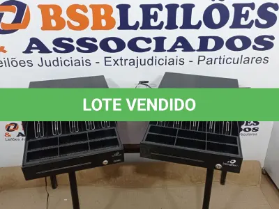 LOTE 148 - 02 GAVETAS DE DINHEIRO. (NO ESTADO) ATENÇÃO! FAZER A VISITAÇÃO ANTES DE ARREMATAR, NÃO SABEMOS SE FUNCIONA. LEILÃO NÃO TEM GARANTIA E NEM DEVOLUÇÃO, SUJEITO A POSSÍVEIS AVARIAS VISÍVEIS/OCULTAS E/OU AUSÊNCIA DE COMPONENTES.