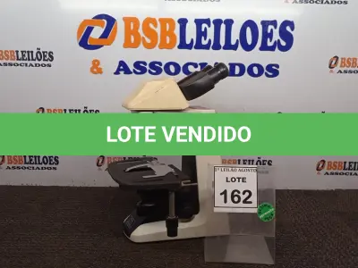 LOTE 162 - 01 MICROSCÓPIO. (NO ESTADO) ATENÇÃO! FAZER A VISITAÇÃO ANTES DE ARREMATAR, NÃO SABEMOS SE FUNCIONA. LEILÃO NÃO TEM GARANTIA E NEM DEVOLUÇÃO, SUJEITO A POSSÍVEIS AVARIAS VISÍVEIS/OCULTAS E/OU AUSÊNCIA DE COMPONENTES.