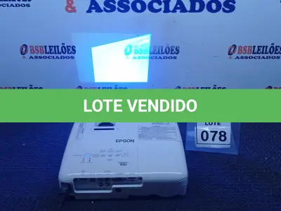 LOTE 078 - 01 PROJETOR MARCA EPSON. (NO ESTADO) ATENÇÃO! FAZER A VISITAÇÃO ANTES DE ARREMATAR, NÃO SABEMOS SE FUNCIONA. LEILÃO NÃO TEM GARANTIA E NEM DEVOLUÇÃO, SUJEITO A POSSÍVEIS AVARIAS VISÍVEIS/OCULTAS E/OU AUSÊNCIA DE COMPONENTES.