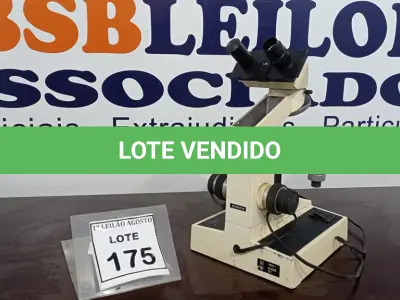 LOTE 175 - 01 MICROSCÓPIO. (NO ESTADO) ATENÇÃO! FAZER A VISITAÇÃO ANTES DE ARREMATAR, NÃO SABEMOS SE FUNCIONA. LEILÃO NÃO TEM GARANTIA E NEM DEVOLUÇÃO, SUJEITO A POSSÍVEIS AVARIAS VISÍVEIS/OCULTAS E/OU AUSÊNCIA DE COMPONENTES.