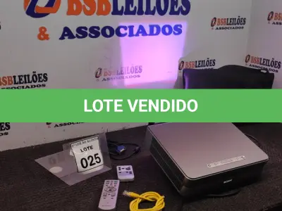 LOTE 025 - 01 PROJETOR COM CASE E CABOS MARCA SONNY. (NO ESTADO) ATENÇÃO! FAZER A VISITAÇÃO ANTES DE ARREMATAR, NÃO SABEMOS SE FUNCIONA. LEILÃO NÃO TEM GARANTIA E NEM DEVOLUÇÃO, SUJEITO A POSSÍVEIS AVARIAS VISÍVEIS/OCULTAS E/OU AUSÊNCIA DE COMPONENTES.