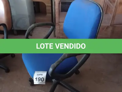 LOTE 190 - 01 CADEIRA DE ESCRITÓRIO COM RODINHAS. (NO ESTADO) ATENÇÃO! FAZER A VISITAÇÃO ANTES DE ARREMATAR, NÃO SABEMOS SE FUNCIONA. LEILÃO NÃO TEM GARANTIA E NEM DEVOLUÇÃO, SUJEITO A POSSÍVEIS AVARIAS VISÍVEIS/OCULTAS E/OU AUSÊNCIA DE COMPONENTES.