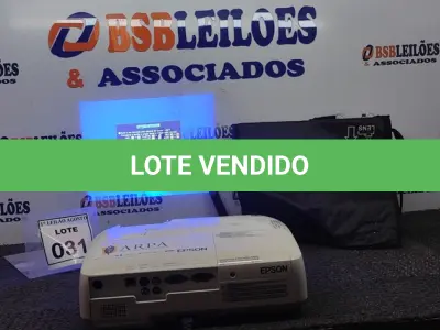LOTE 031 - 01 PROJETOR COM CASE MARCA EPSON. (NO ESTADO) ATENÇÃO! FAZER A VISITAÇÃO ANTES DE ARREMATAR, NÃO SABEMOS SE FUNCIONA. LEILÃO NÃO TEM GARANTIA E NEM DEVOLUÇÃO, SUJEITO A POSSÍVEIS AVARIAS VISÍVEIS/OCULTAS E/OU AUSÊNCIA DE COMPONENTES.