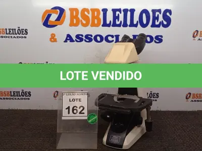 LOTE 162 - 01 MICROSCÓPIO. (NO ESTADO) ATENÇÃO! FAZER A VISITAÇÃO ANTES DE ARREMATAR, NÃO SABEMOS SE FUNCIONA. LEILÃO NÃO TEM GARANTIA E NEM DEVOLUÇÃO, SUJEITO A POSSÍVEIS AVARIAS VISÍVEIS/OCULTAS E/OU AUSÊNCIA DE COMPONENTES.