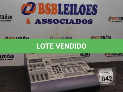 LOTE 042 - 01 SWITCHER DE VÍDEO. (NO ESTADO) ATENÇÃO! FAZER A VISITAÇÃO ANTES DE ARREMATAR, NÃO SABEMOS SE FUNCIONA. LEILÃO NÃO TEM GARANTIA E NEM DEVOLUÇÃO, SUJEITO A POSSÍVEIS AVARIAS VISÍVEIS/OCULTAS E/OU AUSÊNCIA DE COMPONENTES.
