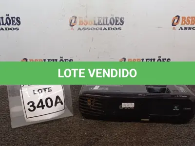 LOTE 340 - 01 PROJETOR MARCA EPSON. (NO ESTADO) ATENÇÃO! FAZER A VISITAÇÃO ANTES DE ARREMATAR, NÃO SABEMOS SE FUNCIONA, LEILÃO NÃO TEM GARANTIA E NEM DEVOLUÇÃO, SUJEITO A POSSÍVEIS AVARIAS VISÍVEIS/OCULTAS E/OU AUSÊNCIA DE COMPONENTES.