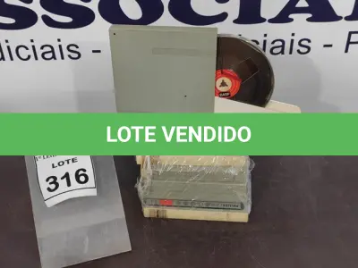 LOTE 316 - 06 FITAS DE FILME DE ROLO. (NO ESTADO) ATENÇÃO! FAZER A VISITAÇÃO ANTES DE ARREMATAR, NÃO SABEMOS SE FUNCIONA, LEILÃO NÃO TEM GARANTIA E NEM DEVOLUÇÃO, SUJEITO A POSSÍVEIS AVARIAS VISÍVEIS/OCULTAS E/OU AUSÊNCIA DE COMPONENTES.