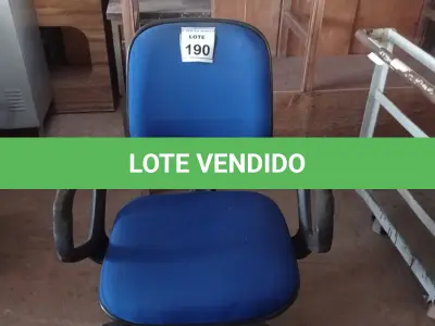 LOTE 190 - 01 CADEIRA DE ESCRITÓRIO COM RODINHAS. (NO ESTADO) ATENÇÃO! FAZER A VISITAÇÃO ANTES DE ARREMATAR, NÃO SABEMOS SE FUNCIONA. LEILÃO NÃO TEM GARANTIA E NEM DEVOLUÇÃO, SUJEITO A POSSÍVEIS AVARIAS VISÍVEIS/OCULTAS E/OU AUSÊNCIA DE COMPONENTES.