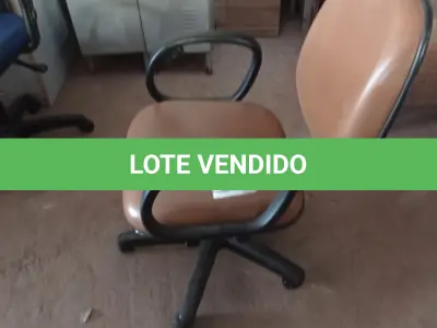 LOTE 200 - 01 CADEIRA DE ESCRITÓRIO COM RODINHAS. (NO ESTADO) ATENÇÃO! FAZER A VISITAÇÃO ANTES DE ARREMATAR, NÃO SABEMOS SE FUNCIONA. LEILÃO NÃO TEM GARANTIA E NEM DEVOLUÇÃO, SUJEITO A POSSÍVEIS AVARIAS VISÍVEIS/OCULTAS E/OU AUSÊNCIA DE COMPONENTES.