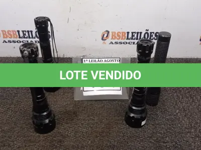 LOTE 104 - 04 LANTERNAS. (NO ESTADO) ATENÇÃO! FAZER A VISITAÇÃO ANTES DE ARREMATAR, NÃO SABEMOS SE FUNCIONA. LEILÃO NÃO TEM GARANTIA E NEM DEVOLUÇÃO, SUJEITO A POSSÍVEIS AVARIAS VISÍVEIS/OCULTAS E/OU AUSÊNCIA DE COMPONENTES.