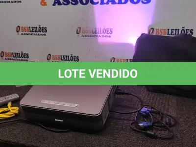 LOTE 025 - 01 PROJETOR COM CASE E CABOS MARCA SONNY. (NO ESTADO) ATENÇÃO! FAZER A VISITAÇÃO ANTES DE ARREMATAR, NÃO SABEMOS SE FUNCIONA. LEILÃO NÃO TEM GARANTIA E NEM DEVOLUÇÃO, SUJEITO A POSSÍVEIS AVARIAS VISÍVEIS/OCULTAS E/OU AUSÊNCIA DE COMPONENTES.