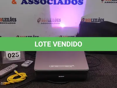 LOTE 025 - 01 PROJETOR COM CASE E CABOS MARCA SONNY. (NO ESTADO) ATENÇÃO! FAZER A VISITAÇÃO ANTES DE ARREMATAR, NÃO SABEMOS SE FUNCIONA. LEILÃO NÃO TEM GARANTIA E NEM DEVOLUÇÃO, SUJEITO A POSSÍVEIS AVARIAS VISÍVEIS/OCULTAS E/OU AUSÊNCIA DE COMPONENTES.