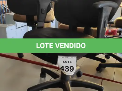 LOTE 439 - 01 CADEIRA DE ESCRITÓRIO COM RODINHAS. (NO ESTADO) ATENÇÃO! FAZER A VISITAÇÃO ANTES DE ARREMATAR, NÃO SABEMOS SE FUNCIONA. LEILÃO NÃO TEM GARANTIA E NEM DEVOLUÇÃO, SUJEITO A POSSÍVEIS AVARIAS VISÍVEIS/OCULTAS E/OU AUSÊNCIA DE COMPONENTES.