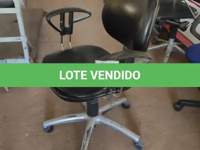 LOTE 180 - 01 CADEIRA DE ESCRITÓRIO COM RODINHAS. (NO ESTADO) ATENÇÃO! FAZER A VISITAÇÃO ANTES DE ARREMATAR, NÃO SABEMOS SE FUNCIONA. LEILÃO NÃO TEM GARANTIA E NEM DEVOLUÇÃO, SUJEITO A POSSÍVEIS AVARIAS VISÍVEIS/OCULTAS E/OU AUSÊNCIA DE COMPONENTES.