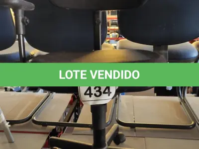LOTE 434 - 01 CADEIRA DE ESCRITÓRIO COM RODINHAS. (NO ESTADO) ATENÇÃO! FAZER A VISITAÇÃO ANTES DE ARREMATAR, NÃO SABEMOS SE FUNCIONA. LEILÃO NÃO TEM GARANTIA E NEM DEVOLUÇÃO, SUJEITO A POSSÍVEIS AVARIAS VISÍVEIS/OCULTAS E/OU AUSÊNCIA DE COMPONENTES.