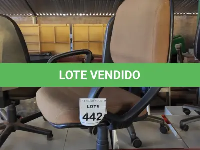 LOTE 442 - 01 CADEIRA DE ESCRITÓRIO COM RODINHAS. (NO ESTADO) ATENÇÃO! FAZER A VISITAÇÃO ANTES DE ARREMATAR, NÃO SABEMOS SE FUNCIONA. LEILÃO NÃO TEM GARANTIA E NEM DEVOLUÇÃO, SUJEITO A POSSÍVEIS AVARIAS VISÍVEIS/OCULTAS E/OU AUSÊNCIA DE COMPONENTES.