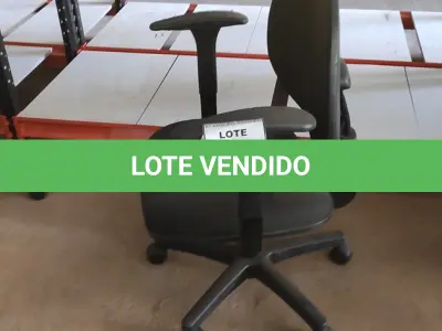 LOTE 425 - 01 CADEIRA DE ESCRITÓRIO COM RODINHAS. (NO ESTADO) ATENÇÃO! FAZER A VISITAÇÃO ANTES DE ARREMATAR, NÃO SABEMOS SE FUNCIONA. LEILÃO NÃO TEM GARANTIA E NEM DEVOLUÇÃO, SUJEITO A POSSÍVEIS AVARIAS VISÍVEIS/OCULTAS E/OU AUSÊNCIA DE COMPONENTES.