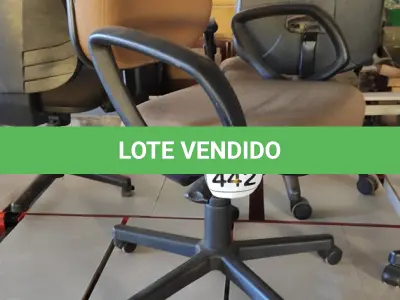 LOTE 442 - 01 CADEIRA DE ESCRITÓRIO COM RODINHAS. (NO ESTADO) ATENÇÃO! FAZER A VISITAÇÃO ANTES DE ARREMATAR, NÃO SABEMOS SE FUNCIONA. LEILÃO NÃO TEM GARANTIA E NEM DEVOLUÇÃO, SUJEITO A POSSÍVEIS AVARIAS VISÍVEIS/OCULTAS E/OU AUSÊNCIA DE COMPONENTES.