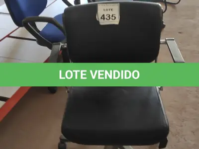 LOTE 435 - 01 CADEIRA DE ESCRITÓRIO COM RODINHAS. (NO ESTADO) ATENÇÃO! FAZER A VISITAÇÃO ANTES DE ARREMATAR, NÃO SABEMOS SE FUNCIONA. LEILÃO NÃO TEM GARANTIA E NEM DEVOLUÇÃO, SUJEITO A POSSÍVEIS AVARIAS VISÍVEIS/OCULTAS E/OU AUSÊNCIA DE COMPONENTES.