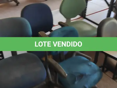 LOTE 421 - 05 CADEIRAS DE ESCRITÓRIO SENDO 04 DE RODINHAS E 01 COM PÉS FIXOS. (NO ESTADO) ATENÇÃO! FAZER A VISITAÇÃO ANTES DE ARREMATAR, NÃO SABEMOS SE FUNCIONA. LEILÃO NÃO TEM GARANTIA E NEM DEVOLUÇÃO, SUJEITO A POSSÍVEIS AVARIAS VISÍVEIS/OCULTAS E/OU AUSÊNCIA DE COMPONENTES.