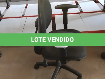 LOTE 425 - 01 CADEIRA DE ESCRITÓRIO COM RODINHAS. (NO ESTADO) ATENÇÃO! FAZER A VISITAÇÃO ANTES DE ARREMATAR, NÃO SABEMOS SE FUNCIONA. LEILÃO NÃO TEM GARANTIA E NEM DEVOLUÇÃO, SUJEITO A POSSÍVEIS AVARIAS VISÍVEIS/OCULTAS E/OU AUSÊNCIA DE COMPONENTES.