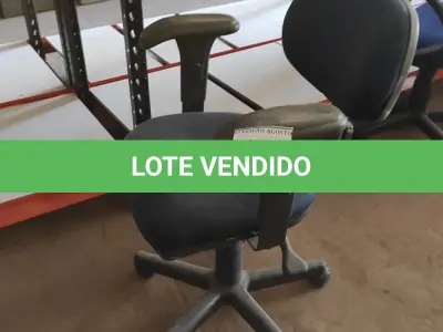 LOTE 427 - 01 CADEIRA DE ESCRITÓRIO COM RODINHAS. (NO ESTADO) ATENÇÃO! FAZER A VISITAÇÃO ANTES DE ARREMATAR, NÃO SABEMOS SE FUNCIONA. LEILÃO NÃO TEM GARANTIA E NEM DEVOLUÇÃO, SUJEITO A POSSÍVEIS AVARIAS VISÍVEIS/OCULTAS E/OU AUSÊNCIA DE COMPONENTES.
