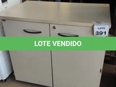 LOTE 391 - 01 ARMÁRIO BAIXO DE 0.76X0.86. (NO ESTADO) ATENÇÃO! FAZER A VISITAÇÃO ANTES DE ARREMATAR, NÃO SABEMOS SE FUNCIONA, LEILÃO NÃO TEM GARANTIA E NEM DEVOLUÇÃO, SUJEITO A POSSÍVEIS AVARIAS VISÍVEIS/OCULTAS E/OU AUSÊNCIA DE COMPONENTES.