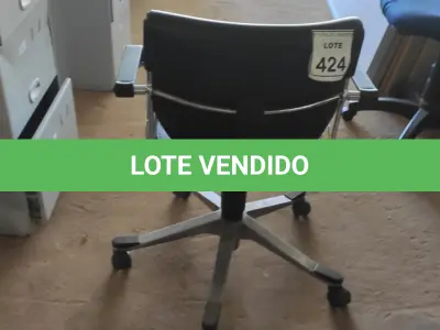 LOTE 424 - 01 CADEIRA DE ESCRITÓRIO COM RODINHAS. (NO ESTADO) ATENÇÃO! FAZER A VISITAÇÃO ANTES DE ARREMATAR, NÃO SABEMOS SE FUNCIONA. LEILÃO NÃO TEM GARANTIA E NEM DEVOLUÇÃO, SUJEITO A POSSÍVEIS AVARIAS VISÍVEIS/OCULTAS E/OU AUSÊNCIA DE COMPONENTES.
